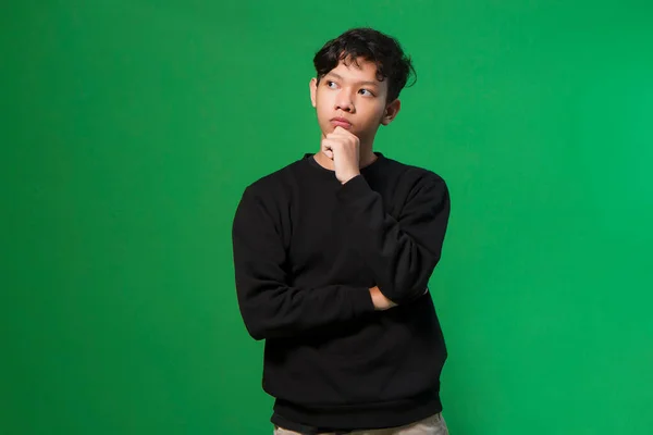 Ung Asiatisk Man Rynkade Pannan Ansiktet Tittar Bort Och Hand — Stockfoto