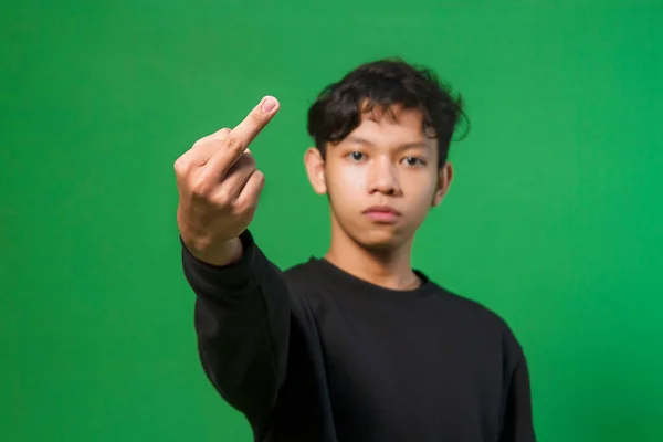 Asiatisk Ung Man Som Visar Långfingret Selektivt Fokus Fingret Isolerad — Stockfoto