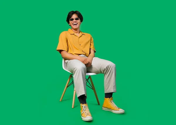 Genç Asyalı Adam Sandalyeye Oturmuş Gülüyor Gülümsüyor Siyah Güneş Gözlüğü — Stok fotoğraf