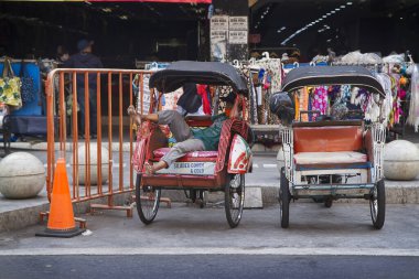 Becak, Maloboro caddesi bölgesinde geleneksel rikshaw ulaşımı - Yogyakarta, Endonezya 15 Ekim 2020