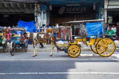 Delman, andong, at arabası ya da at arabası Titik Nol 'da tarihi bina ya da sıfır nokta kilometre, Malioboro caddesi, Yogyakarta, Endonezya