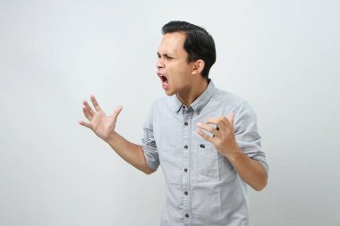 Kızgın kızgın Asyalı Endonezyalı adam ifadesi ıssız bir bakkalda