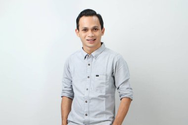 Neşeli, mutlu, kendinden emin Endonezyalı, soyutlanmış bir geçmişi var.