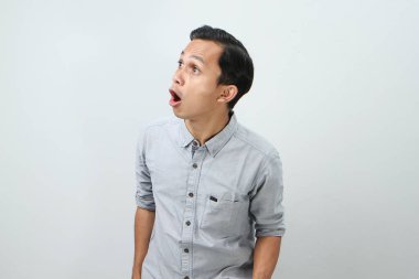 Asyalı Endonezyalı 'nın şaşkın ve şaşkın suratı, koca ağzını aç ve 