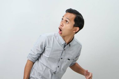 Asyalı Endonezyalı 'nın şaşkın ve şaşkın suratı, koca ağzını aç ve 