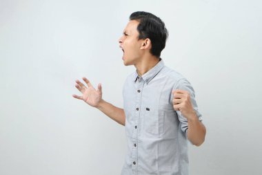 Kızgın kızgın Asyalı Endonezyalı adam ifadesi ıssız bir bakkalda