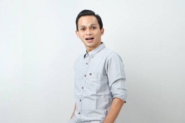 Neşeli, mutlu, kendinden emin Endonezyalı, soyutlanmış bir geçmişi var.