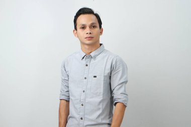 İzole edilmiş arka planda Asyalı Endonezyalı adamın portresi 