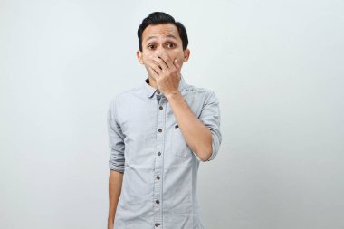 Asyalı Endonezyalı 'nın şaşkın ve şaşkın suratı, koca ağzını aç ve 