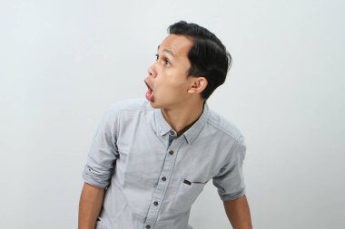 Asyalı Endonezyalı 'nın şaşkın ve şaşkın suratı, koca ağzını aç ve 