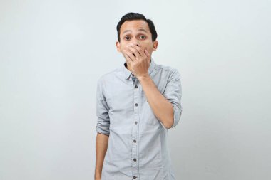 Asyalı Endonezyalı 'nın şaşkın ve şaşkın suratı, koca ağzını aç ve 