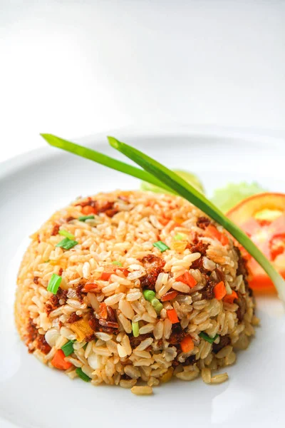 Nasi Goreng Asia Dengan Telur Dan Sayuran Piring Keramik Putih — Stok Foto