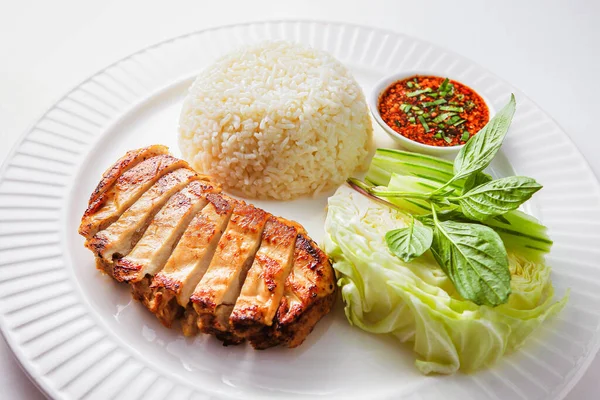 Grillezett Csirkés Rizs Friss Zöldségekkel Fehér Kerámia Tányérral Asztalon Étteremben — Stock Fotó
