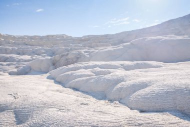 Pamukkale 'de açık mavi gökyüzü ile güneşli güzel bir gün. Türkiye 'deki Pamuk Kale.