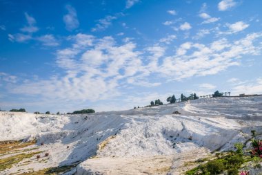 Pamukkale 'de açık mavi gökyüzü ile güneşli güzel bir gün. Türkiye 'deki Pamuk Kale.