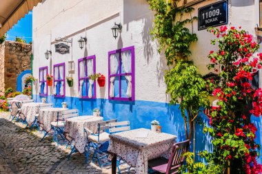 ALACATI - 31 Mayıs: Alacati Köyü 'ndeki renkli caddeler, 31 Mayıs 2018 