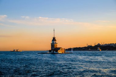 Bakireler Kulesi, İstanbul, Türkiye üzerinde güzel bir günbatımı. Doğu Seyahat Tarihi Şehir Konsepti