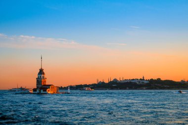 Bakireler Kulesi, İstanbul, Türkiye üzerinde güzel bir günbatımı. Doğu Seyahat Tarihi Şehir Konsepti