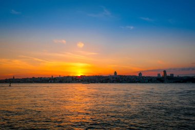 Türkiye 'nin İbobul kentindeki Boğaz Köprüsü üzerinde güzel bir gün batımı manzarası. Kasaba tarafının silueti huzur dolu nehre.