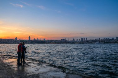 ISTANBUL - 1 Haziran 2018 'de Istunbul, Türkiye' de balıkçı oltayı kontrol ediyor ve oltaya yem takıyor..