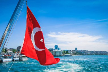 İstanbul arka planındaki yolcu gemisinde Türkiye 'nin güzel manzaralı bayrağı. Doğu Seyahat Tarihi Şehir Konsepti