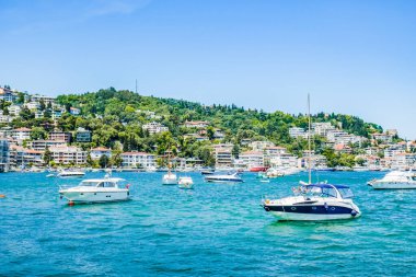 İstanbul arka planında gezi tekneleri olan güzel bir manzara limanı. Türkiye 'nin Boğaz Köprüsü' ndeki tatil beldesi.