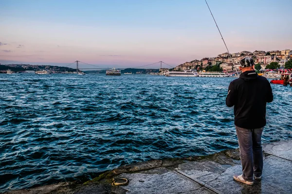 Ψαράς Ελέγχει Την Πετονιά Και Σπρώχνει Δόλωμα Στη Ράβδο Προς — Φωτογραφία Αρχείου