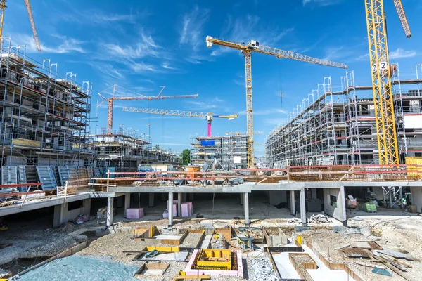 Temelleri, bitmemiş binaları ve vinçleri olan büyük bir inşaat alanı