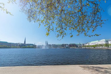 Almanya 'nın Hamburg kentindeki Alster Nehri' nin (Binnenalster) panoramik manzarası ve tarihi binalar