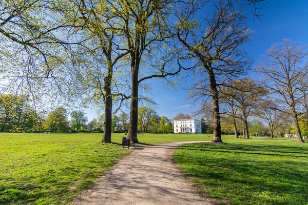 Almanya 'nın Hamburg kentindeki güzel bir peyzaj parkında (Jenischpark) yürüyüş yolu