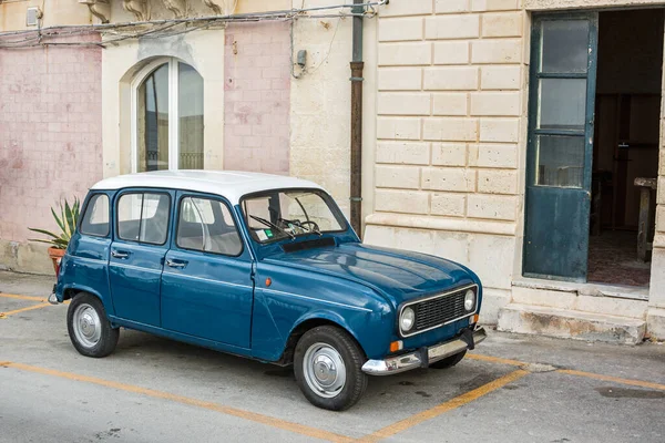 Belo Carro Vintage Frente Casas Típicas Cidade Uma Cidade Mediterrânea — Fotografia de Stock