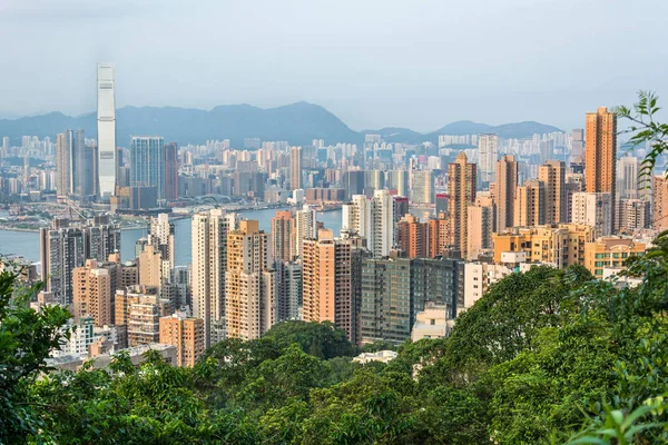 Manzaralı akşam ışığında Hong Kong 'un silüeti