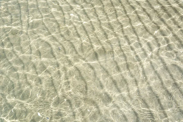 清澈的水覆盖在沙地上 有细小的波纹 — 图库照片