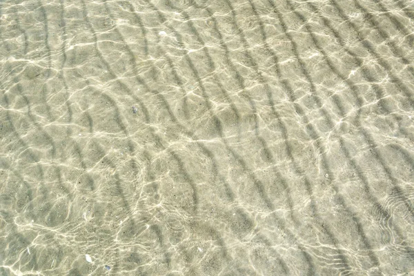 Fondo Agua Clara Sobre Arena Con Ondulación Fina — Foto de Stock