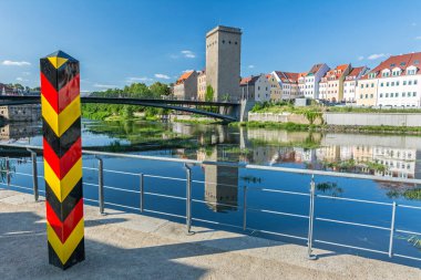 Goerlitz 'deki Neisse nehrinin yakınındaki Alman sınırındaki Bollard sınırı.