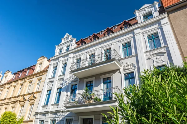 Resimli yeniden geliştirilmiş apartman binaları cephesi 
