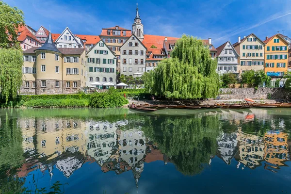 Pohled Historické Staré Město Tuebingen Německo Malebným Odrazem Domů Vodě — Stock fotografie
