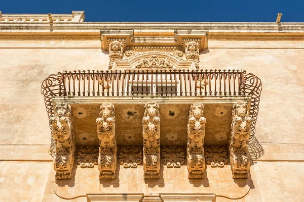 Noto, Sicilya, İtalya 'da at süslemeleri olan güzel antik barok balkonu.