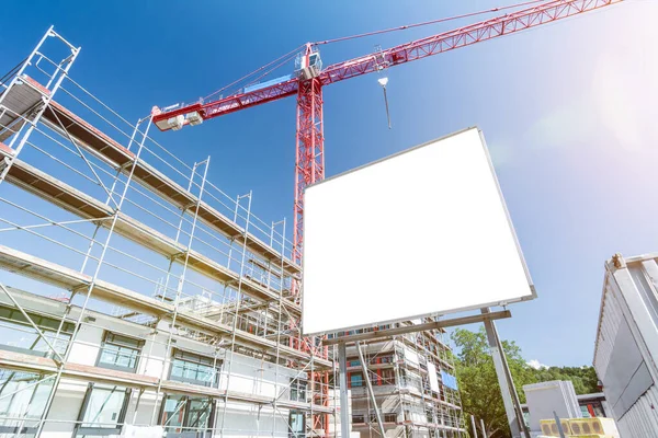 Outdoor Branco Branco Frente Canteiro Obras Com Andaimes Guindaste Fotos De Bancos De Imagens