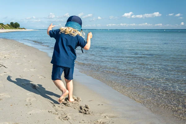 Νεαρό Παιδί Διασκεδάζει Και Περπατά Στην Παραλία Στον Όμορφο Γαλάζιο — Φωτογραφία Αρχείου