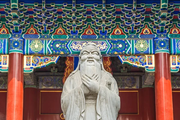 Confucius Standbeeld Voor Kleurrijke Oude Tempel Met Prachtige Ornamenten — Stockfoto