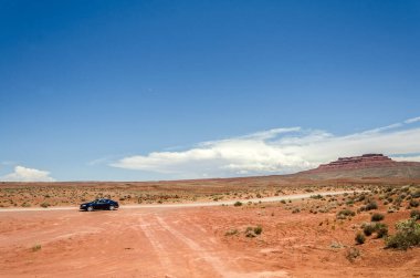 Kızıl çölde yalnız bir araba.