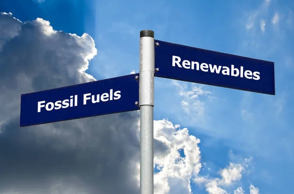 Bulutlu gökyüzünün önündeki tabela fosil yakıtlar ve yenilenebilir enerji arasındaki seçimi temsil ediyor