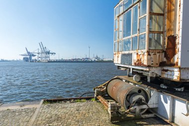 Hamburg rıhtımındaki eski liman tesislerinde arka planda konteyner terminali var.