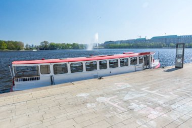 Alster feribotu yazın Hamburg Binnenalster iskelesinde.