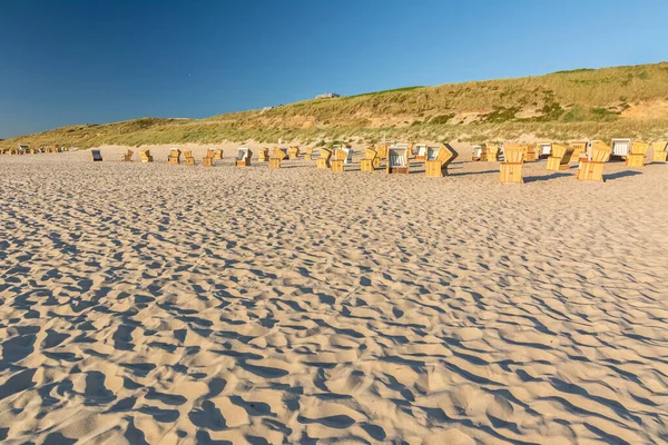 Strandstolar Och Sanddyner Kvällsljuset Vacker Solnedgång Sylt — Stockfoto