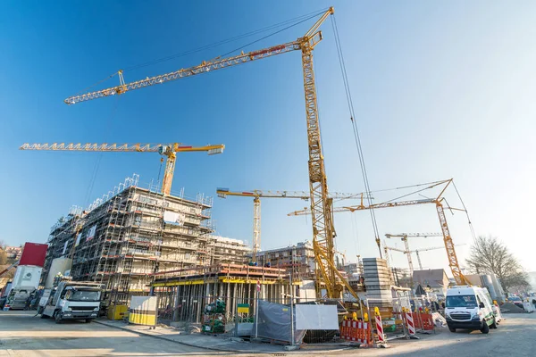 İnşaat alanı ve birçok vinç ve inşaat aracı olan apartman ve ofislerin kabuk inşaatı