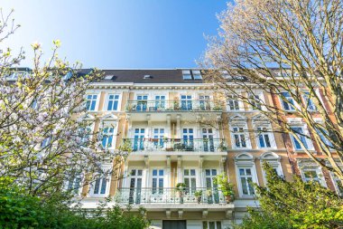 Güzel eski apartman binası cephesi