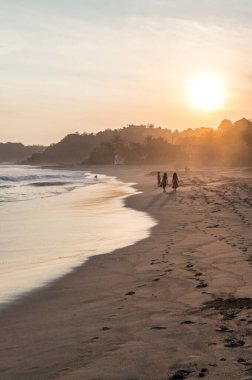 Mazunte, Meksika sahilinde gün batımının dikey görüntüsü.