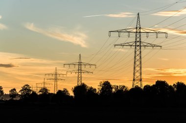 Gün batımında elektrik hattı
